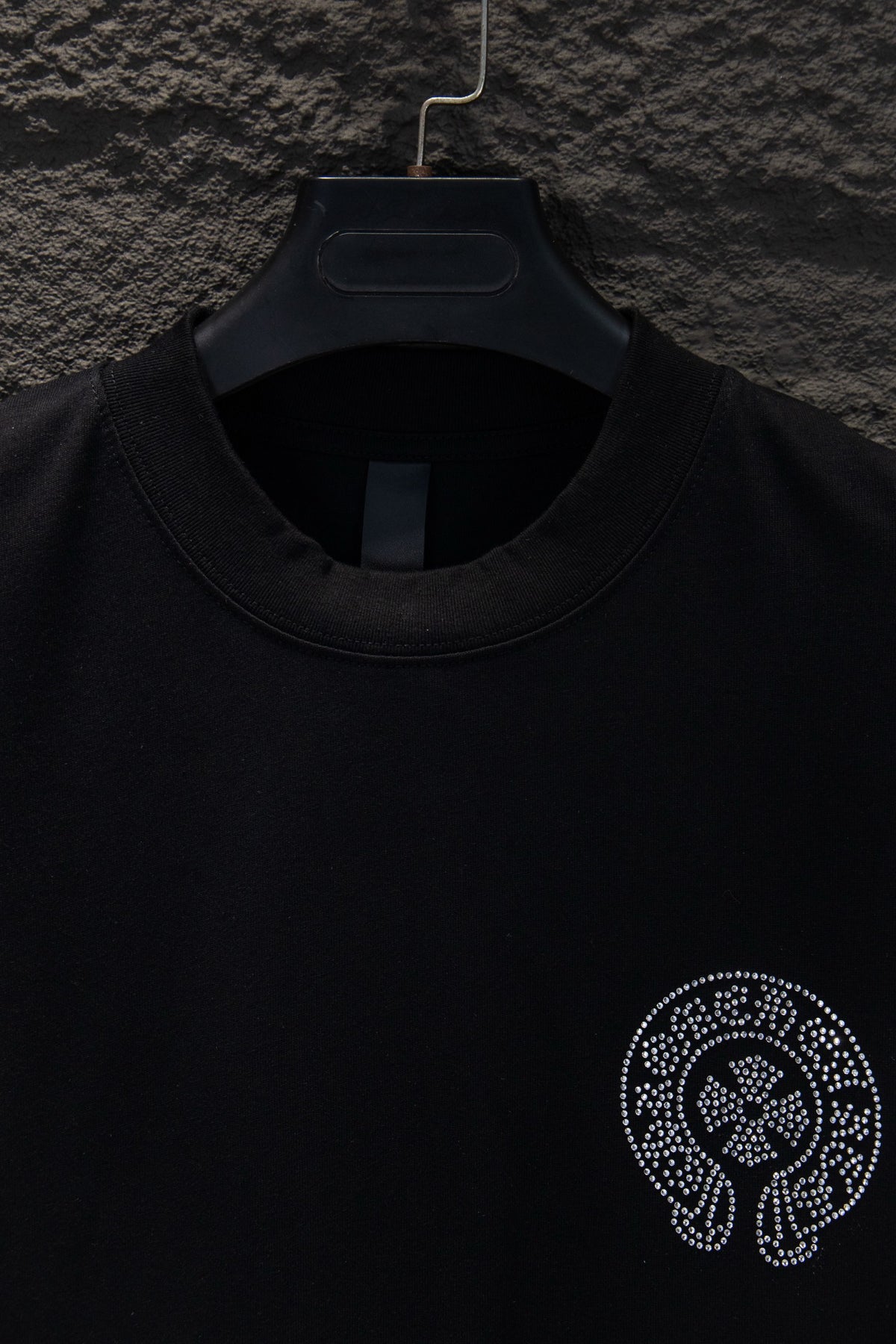 Playera Chrome Hearts Herradura y Dagas de Pedrería Manga Larga Negra — cuello