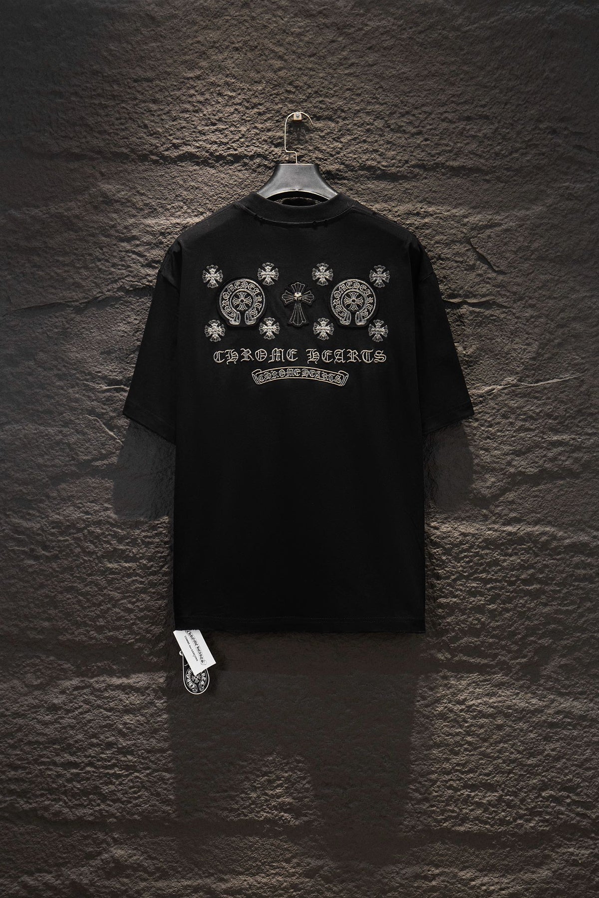 Playera Chrome Hearts Herraduras Bordadas y Cruz Metálica Negra — espalda