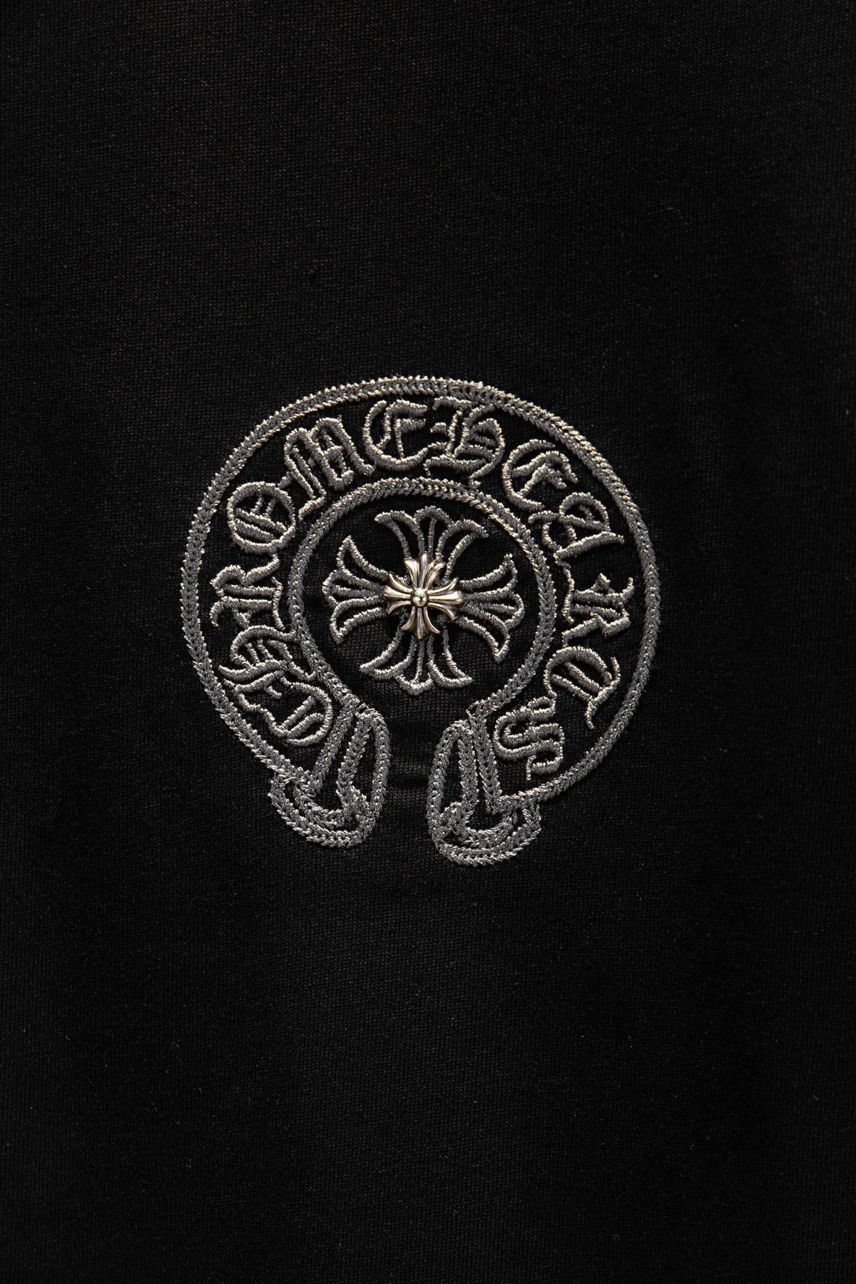 Playera Chrome Hearts Herraduras Bordadas y Cruz Metálica Negra — detalle del frente
