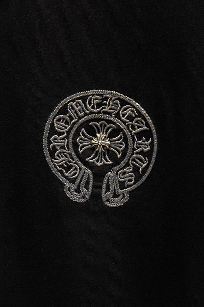 Playera Chrome Hearts Herraduras Bordadas y Cruz Metálica Negra — detalle del frente