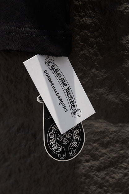 Playera Chrome Hearts Herraduras Bordadas y Cruz Metálica Negra — etiqueta colgante