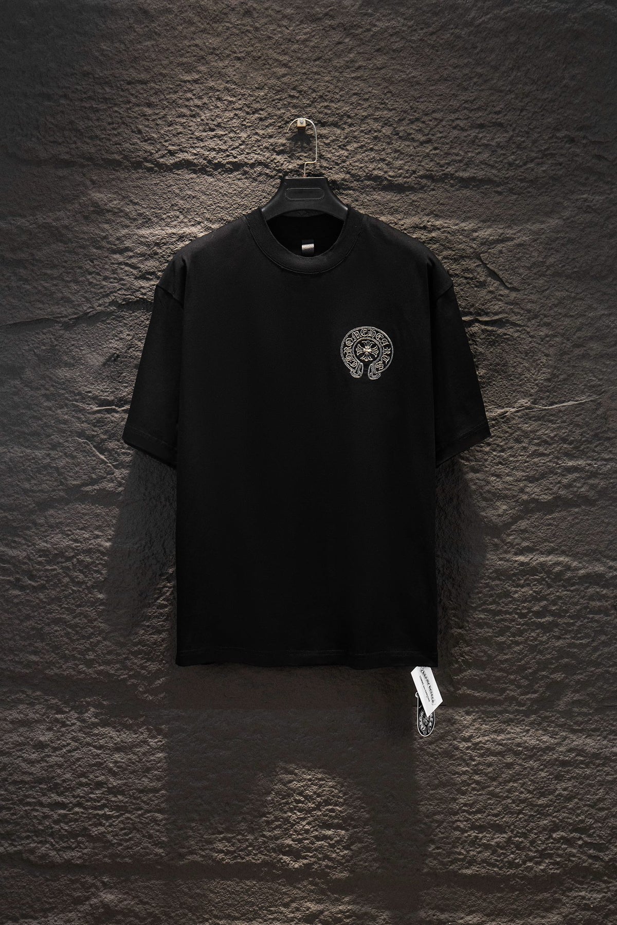 Playera Chrome Hearts Herraduras Bordadas y Cruz Metálica Negra — frente