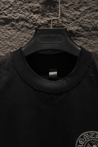 Playera Chrome Hearts Herraduras Bordadas y Cruz Metálica Negra — cuello