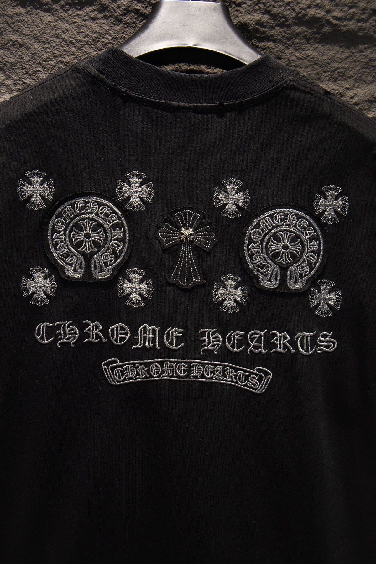 Playera Chrome Hearts Herraduras Bordadas y Cruz Metálica Negra — detalle de la espalda