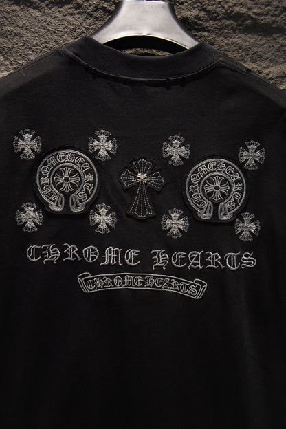 Playera Chrome Hearts Herraduras Bordadas y Cruz Metálica Negra — detalle de la espalda