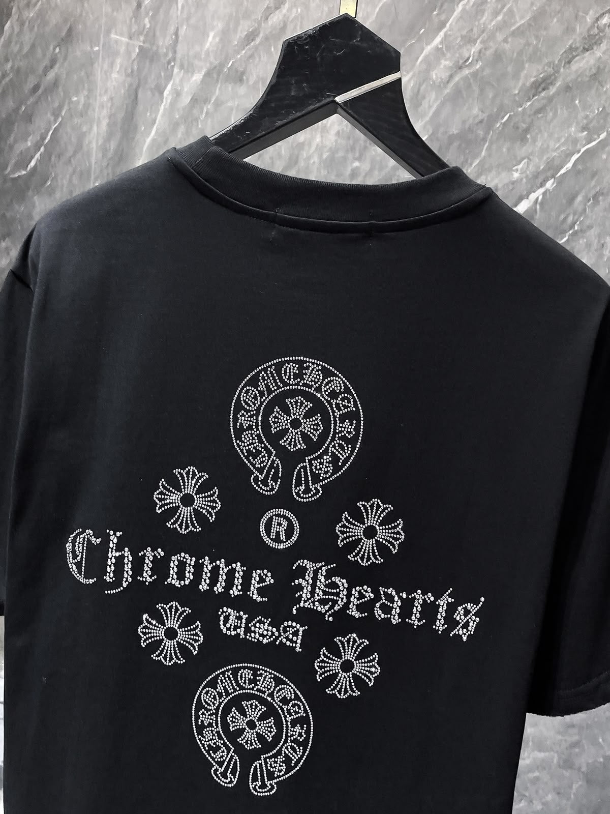 Playera Chrome Hearts Herraduras y Cruces de Cristal Negra — detalle de la espalda