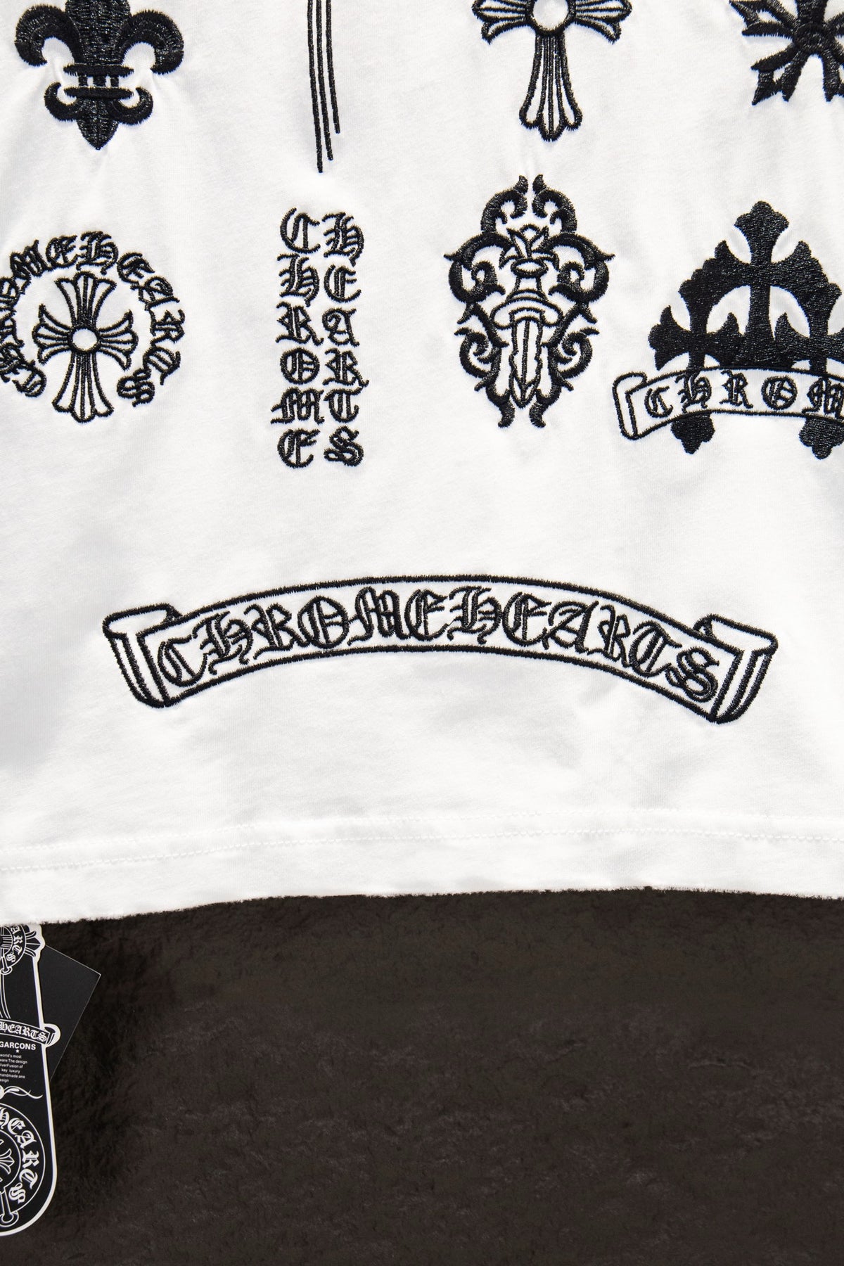 Playera Chrome Hearts Iconos Bordados Blanca — banda en el dobladillo