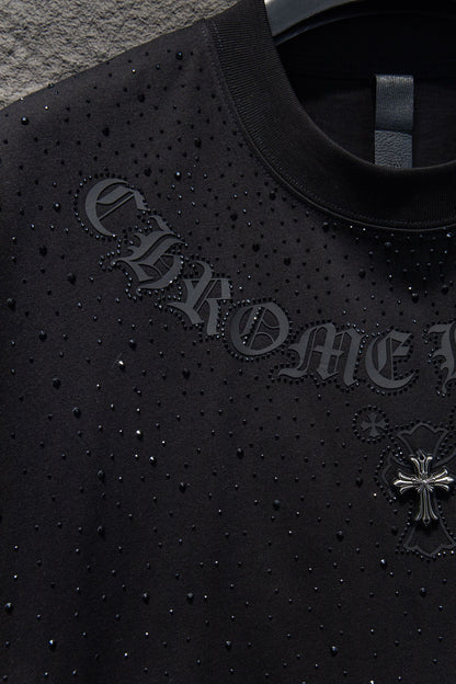 Playera Chrome Hearts Letras en Arco y Cruz Metálica Negra — letras góticas y pedrería