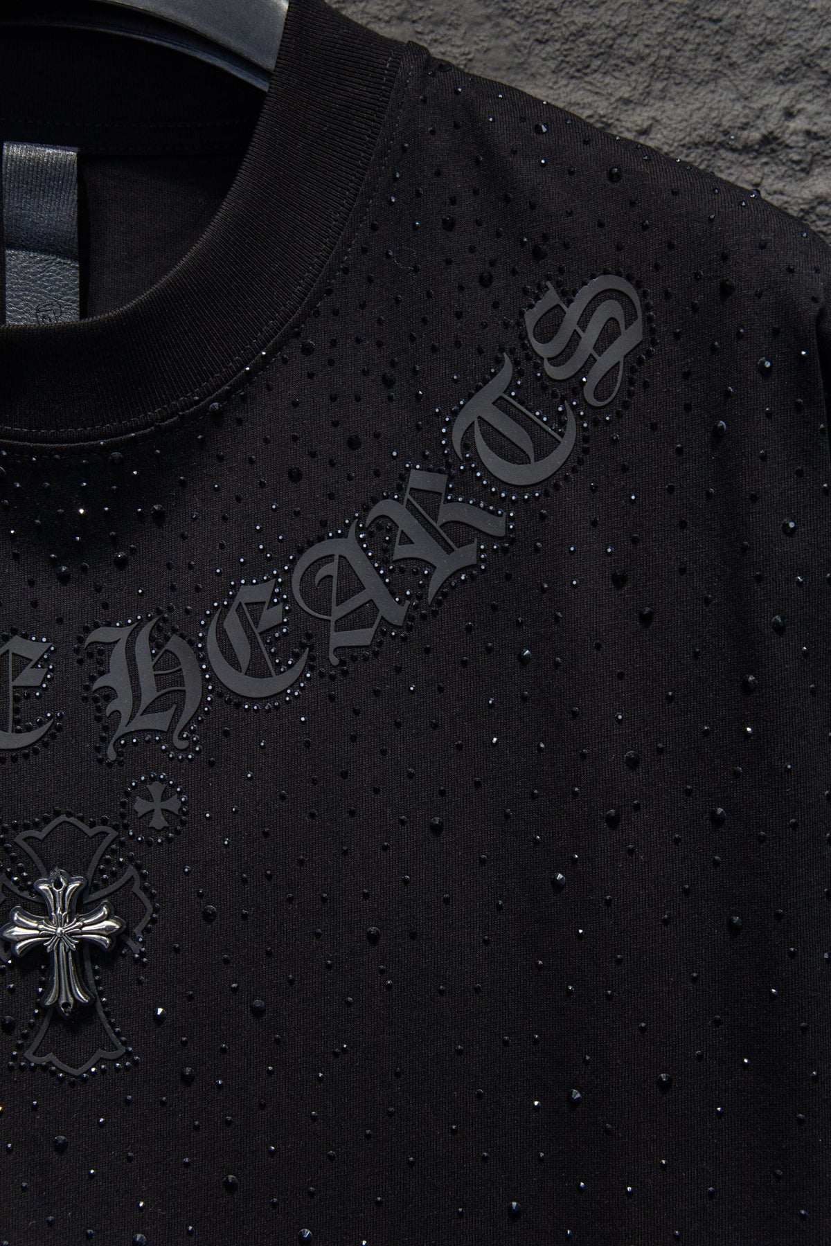 Playera Chrome Hearts Letras en Arco y Cruz Metálica Negra — detalle de las letras