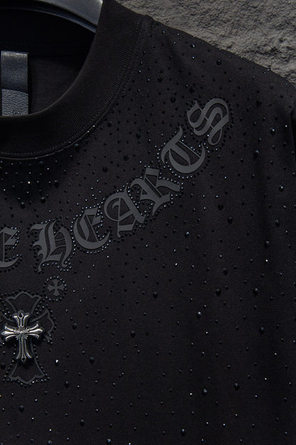 Playera Chrome Hearts Letras en Arco y Cruz Metálica Negra — detalle de las letras