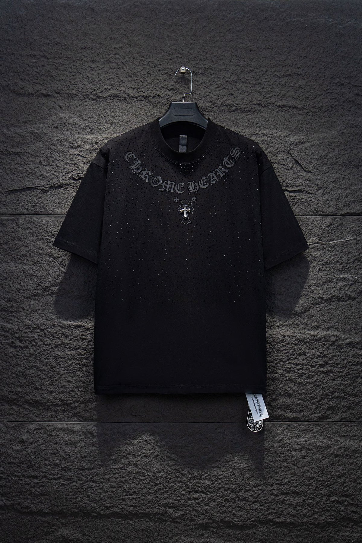 Playera Chrome Hearts Letras en Arco y Cruz Metálica Negra — frente