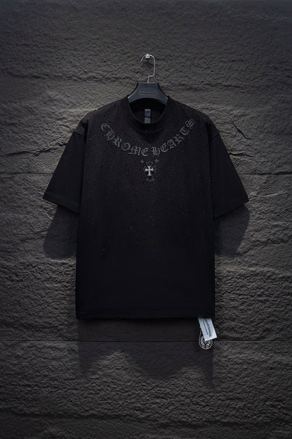 Playera Chrome Hearts Letras en Arco y Cruz Metálica Negra — frente