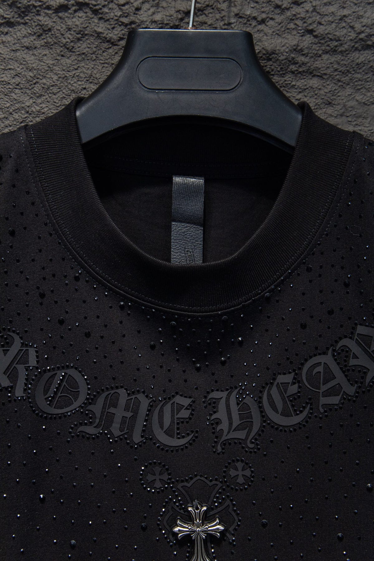 Playera Chrome Hearts Letras en Arco y Cruz Metálica Negra — cuello