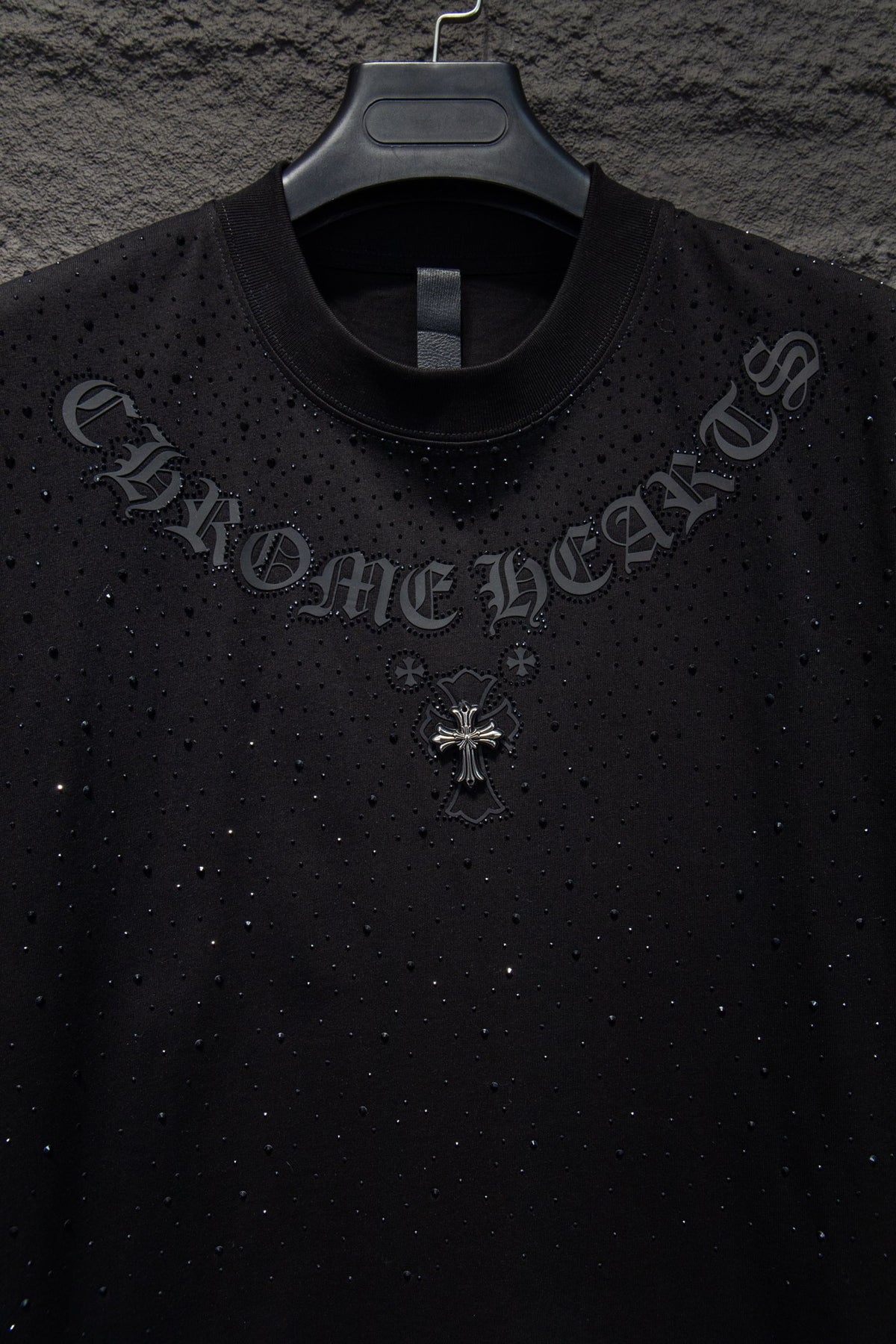 Playera Chrome Hearts Letras en Arco y Cruz Metálica Negra — detalle del frente