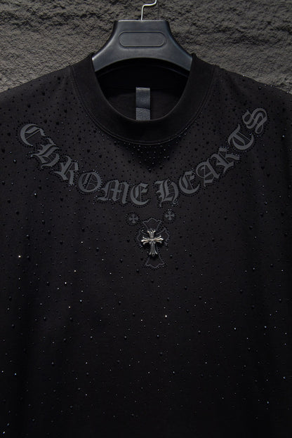 Playera Chrome Hearts Letras en Arco y Cruz Metálica Negra — detalle del frente