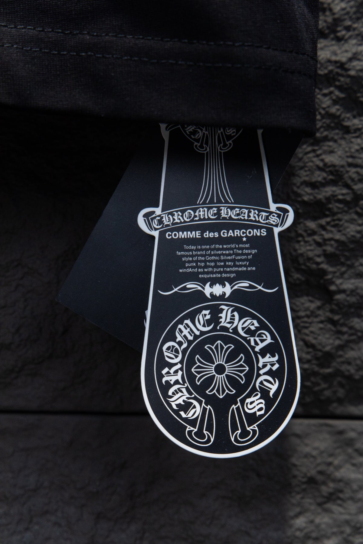 Playera Chrome Hearts Letras en Arco y Cruz Metálica Negra — etiqueta colgante