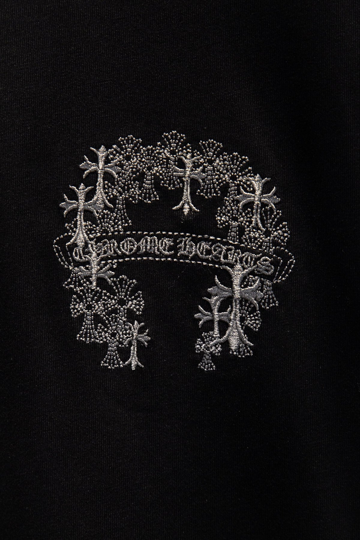Playera Chrome Hearts St. Barth Cruces Bordadas Negra — detalle del frente