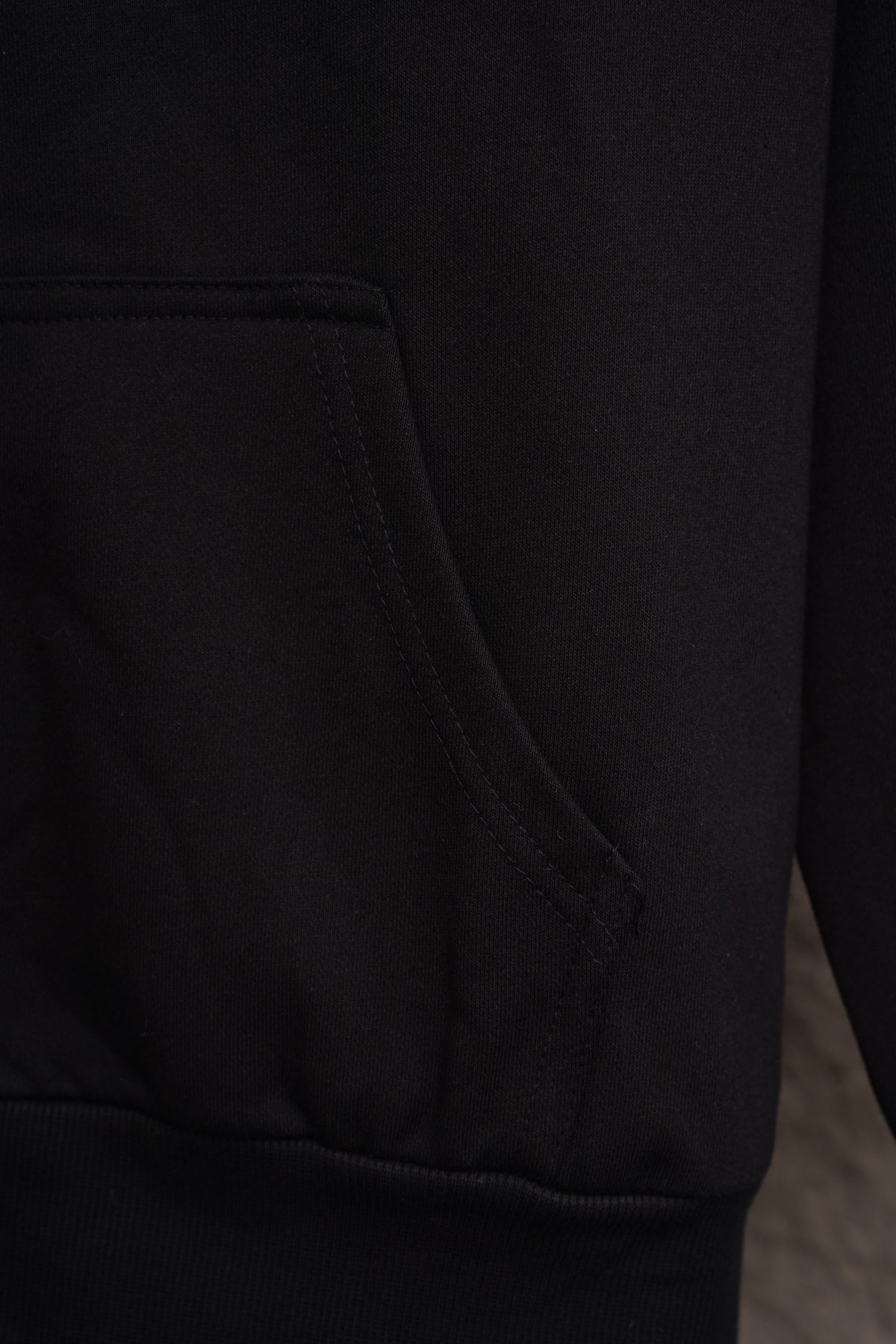 Sudadera Alo Yoga con Cierre Logo Plateado Negra — bolsa lateral