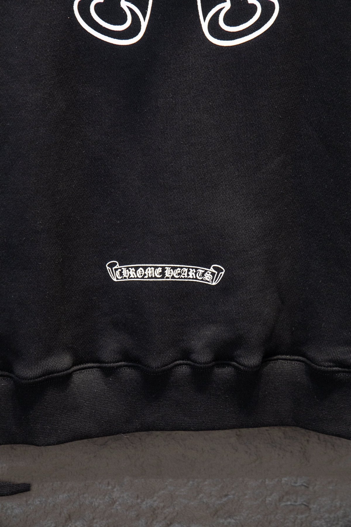 Sudadera Chrome Hearts con Cierre Herradura Blanca Negra — etiqueta en el dobladillo