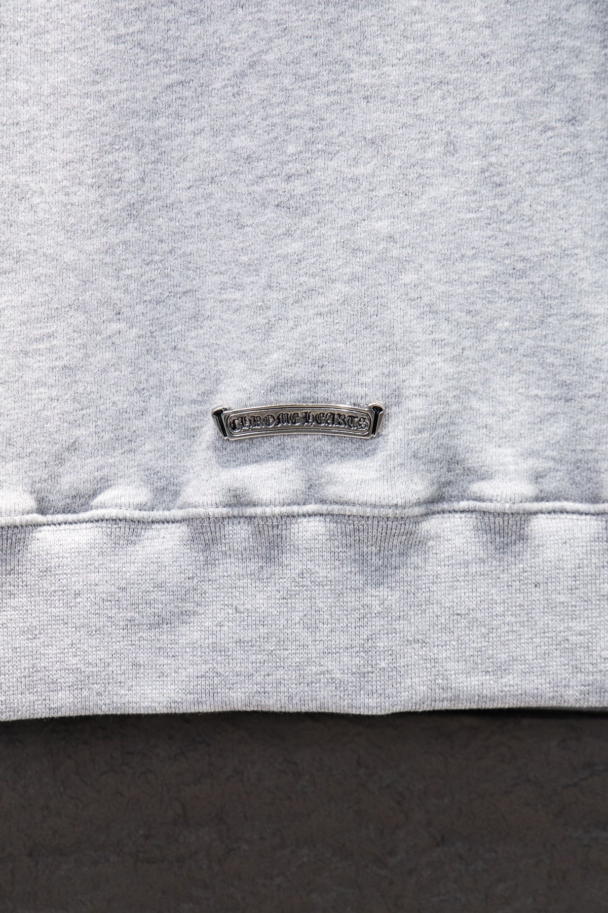Sudadera Chrome Hearts Cruces y CH Gótica Gris — etiqueta en el dobladillo