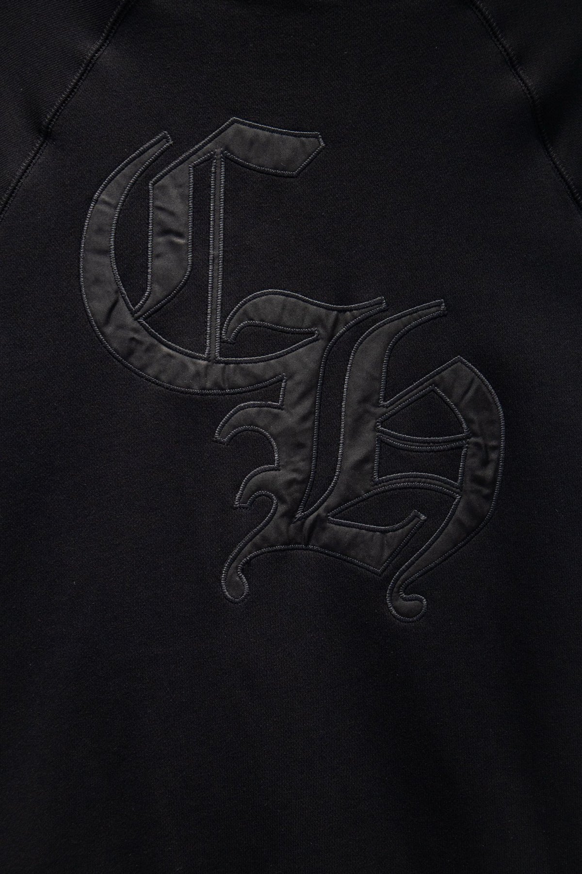 Sudadera Chrome Hearts Cruces y CH Tono sobre Tono Negra — monograma CH en la espalda