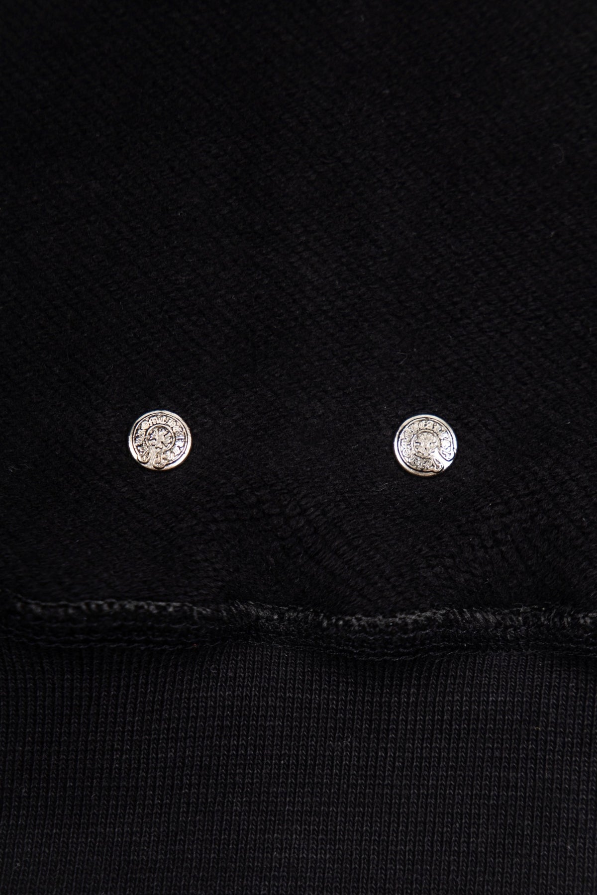 Sudadera Chrome Hearts Cruces y CH Tono sobre Tono Negra — ojillos metálicos