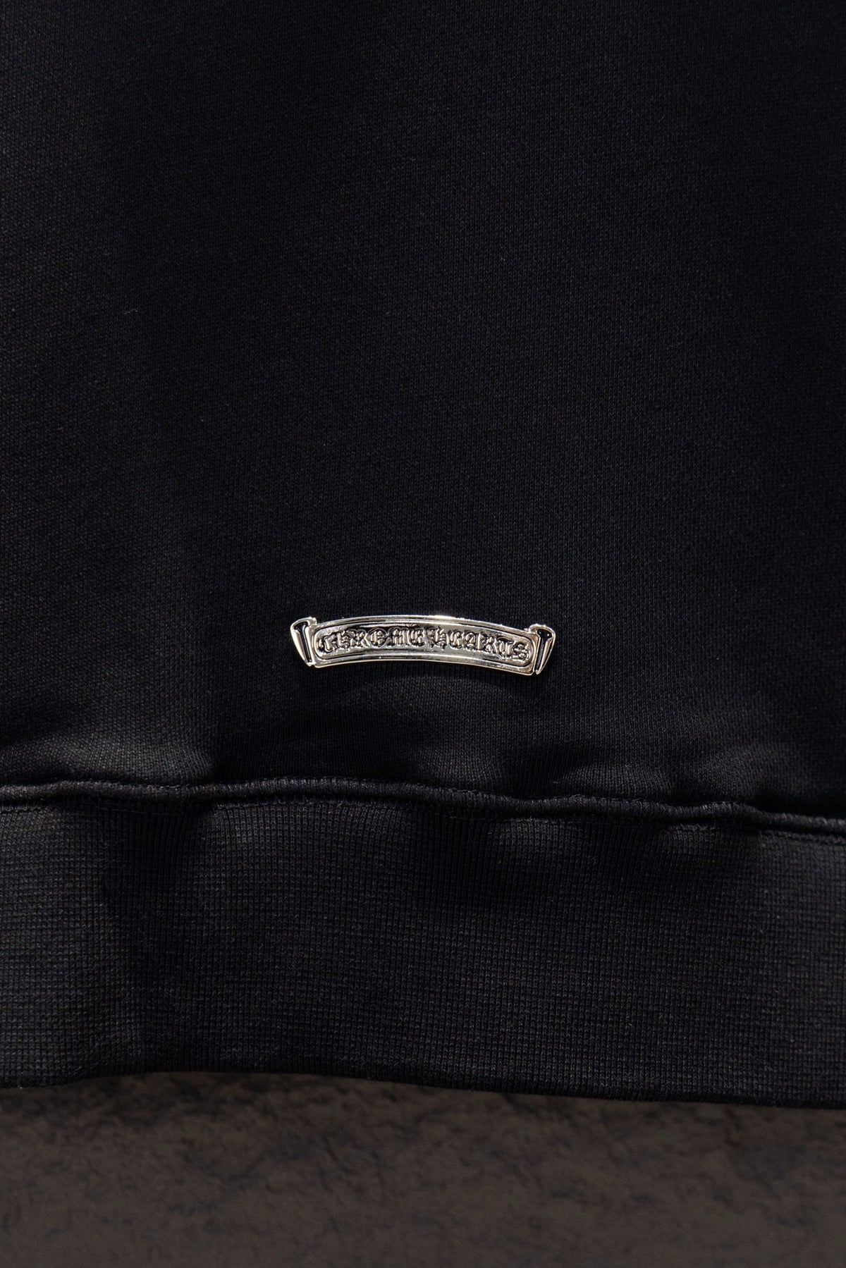 Sudadera Chrome Hearts Cruces y CH Tono sobre Tono Negra — etiqueta en el dobladillo