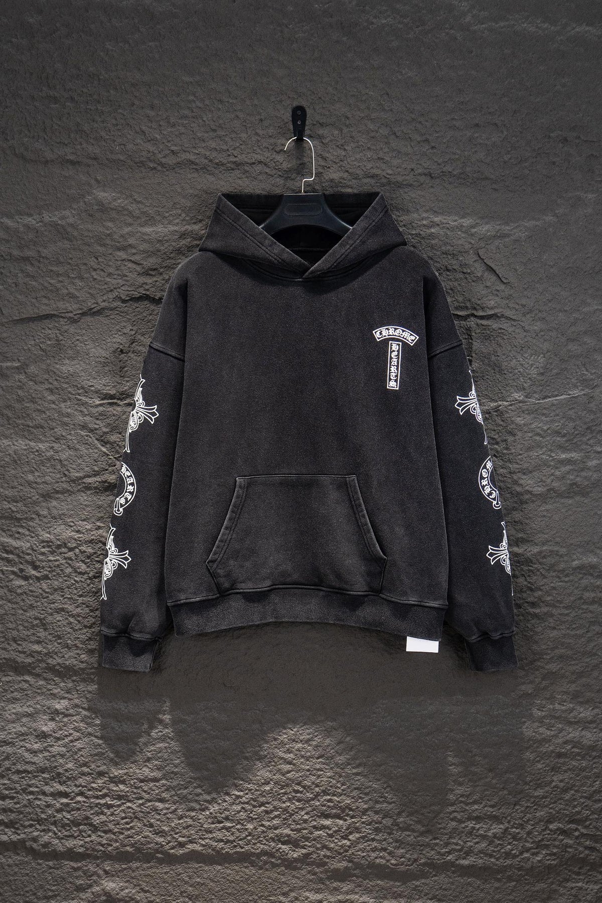 Sudadera Chrome Hearts Daga y Mangas Estampadas Negra Deslavada — frente