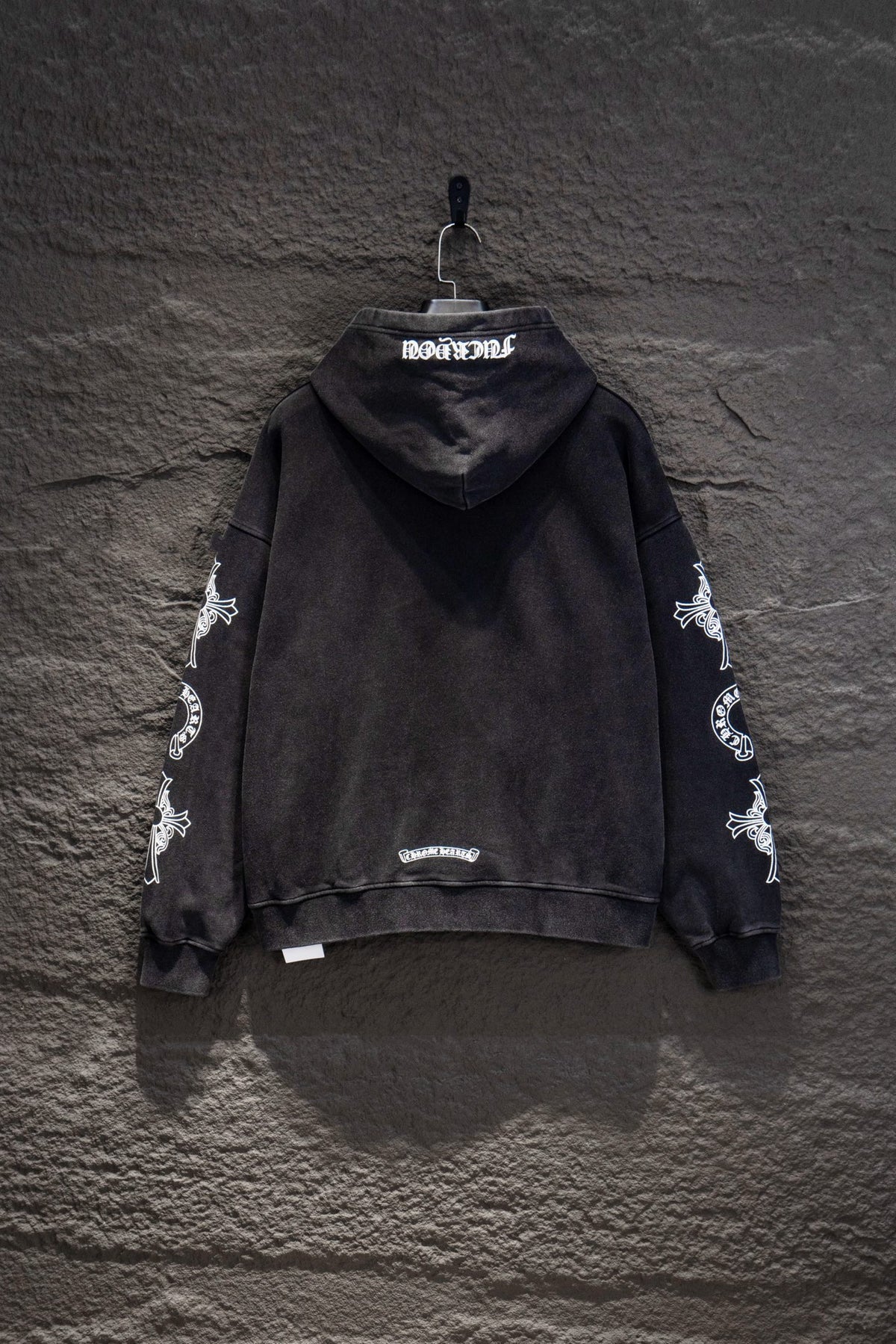 Sudadera Chrome Hearts Daga y Mangas Estampadas Negra Deslavada — espalda