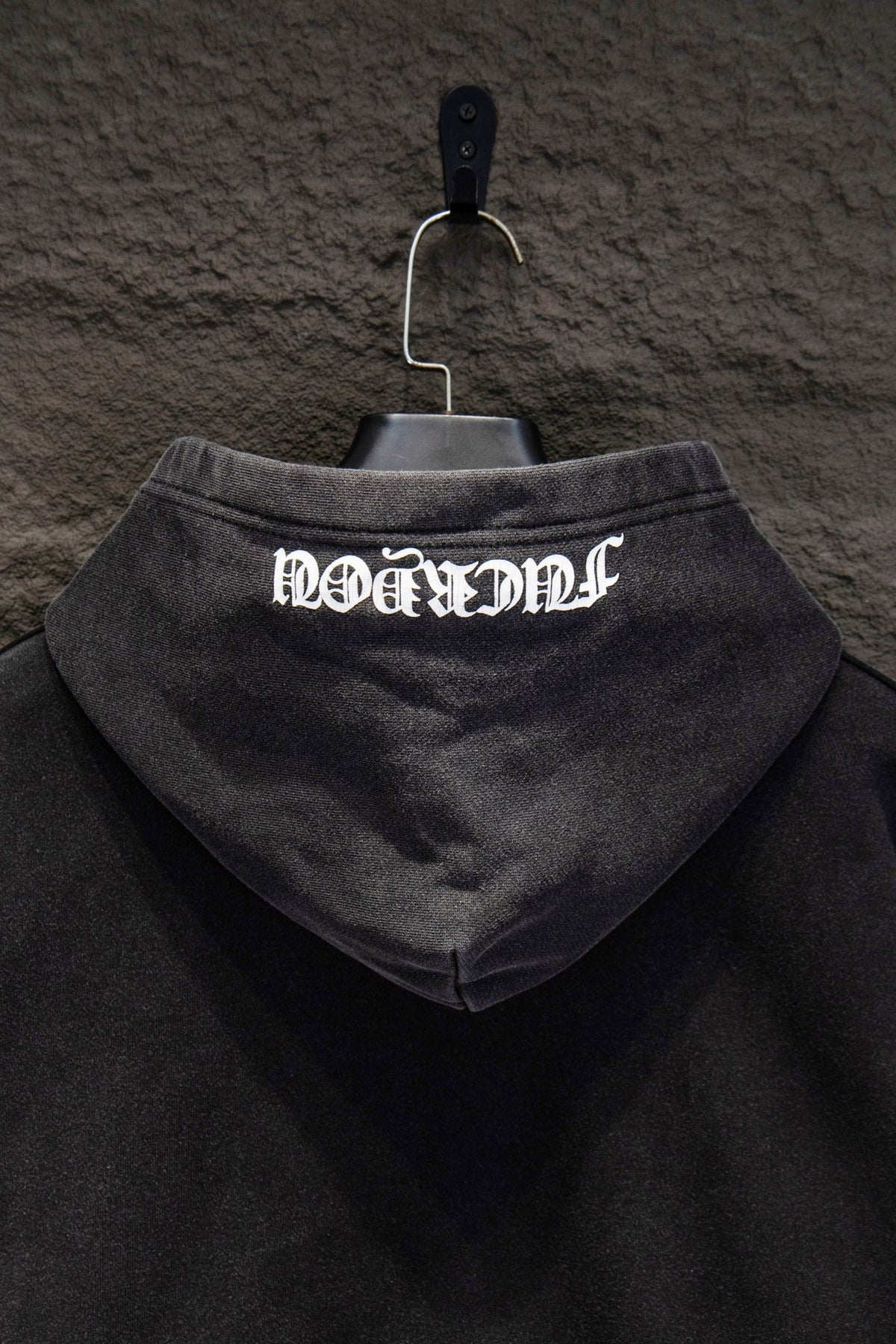Sudadera Chrome Hearts Daga y Mangas Estampadas Negra Deslavada — letras en la capucha