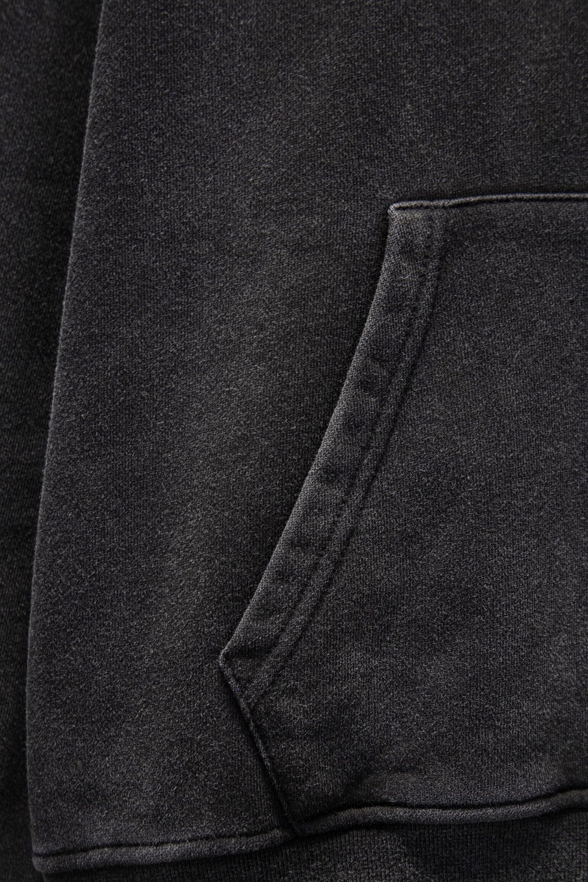 Sudadera Chrome Hearts Daga y Mangas Estampadas Negra Deslavada — bolsa canguro