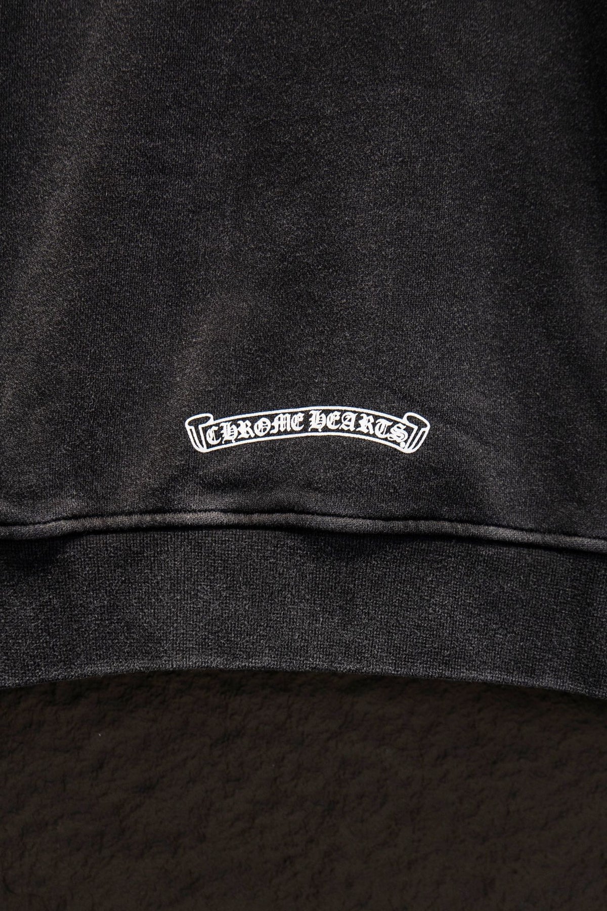 Sudadera Chrome Hearts Daga y Mangas Estampadas Negra Deslavada — etiqueta en el dobladillo