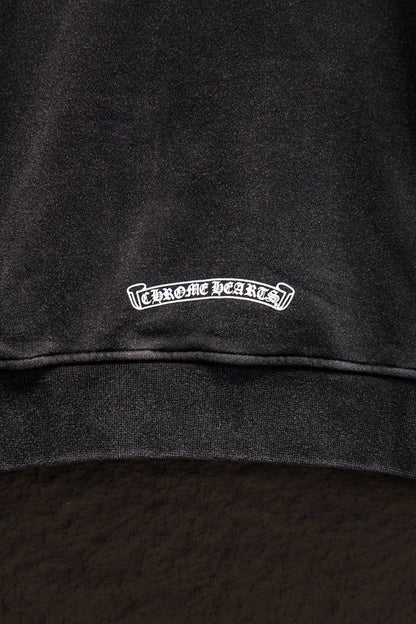 Sudadera Chrome Hearts Daga y Mangas Estampadas Negra Deslavada — etiqueta en el dobladillo