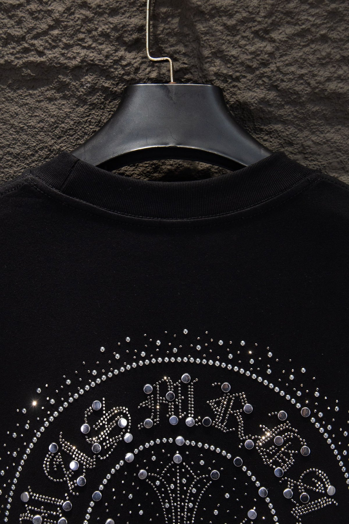 Playera Chrome Hearts Herradura de Cristales Manga Larga Negra — detalle de la espalda